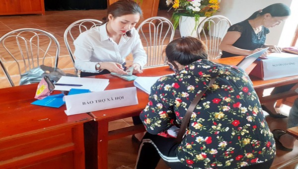 Xã Hùng Việt hỗ trợ chi trả đợt 1 cho người dân gặp khó khăn 