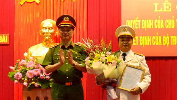 Thiếu tướng Nguyễn Duy Ngọc, Thứ trưởng Bộ Công an trao quyết định bổ nhiệm Giám đốc Công an tỉnh Yên Bái cho Đại tá Đặng Hồng Đức