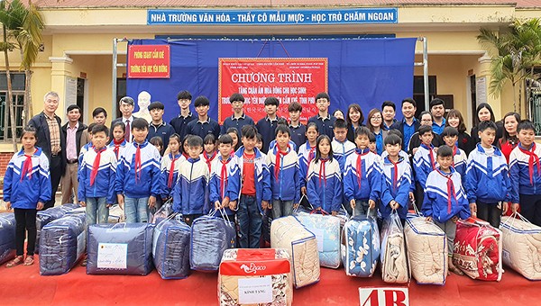 Tổ chức Korea Food for the Hungry International trao tặng quà cho học sinh Trường Tiểu học Yên Dưỡng, huyện Cẩm Khê.