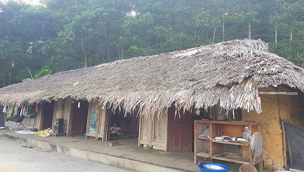 Căn nhà dột nát của gia đình ông Nguyễn Văn Cử - Khu 16, xã Phượng Vỹ, huyện Cẩm Khê không thuộc danh sách hộ nghèo, cận nghèo của xã 