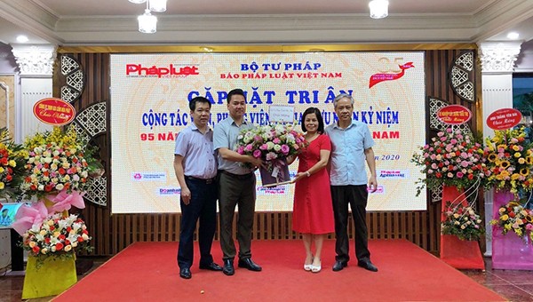 Đại diện Sở Tư pháp tỉnh Phú Thọ tặng hoa cho Văn phòng Đại diện Báo Pháp Luật Việt Nam khu vực phía Bắc nhân sự kiện tri ân