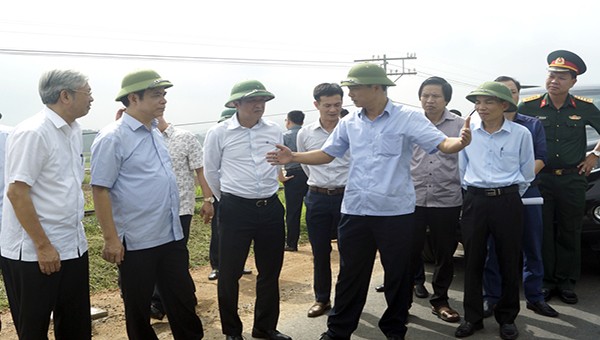 Thứ trưởng Bộ Y tế Nguyễn Trường Sơn cùng đoàn công tác kiểm tra thực tế tại đê tả Thao, xã Tứ Hiệp, huyện Hạ Hòa, tỉnh Phú Thọ