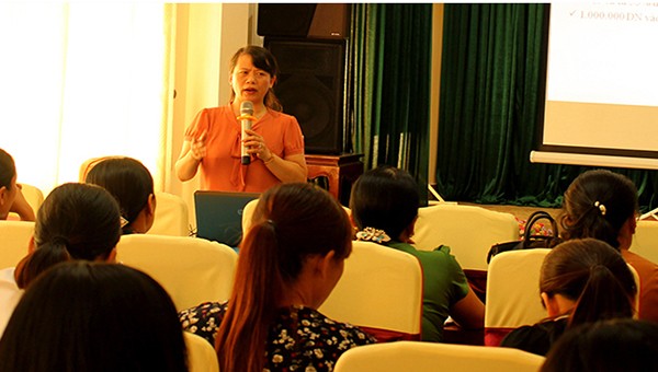 Cán bộ Hội Liên hiệp Phụ nữ tỉnh Lạng Sơn đang tuyên truyền pháp luật cho hội viên