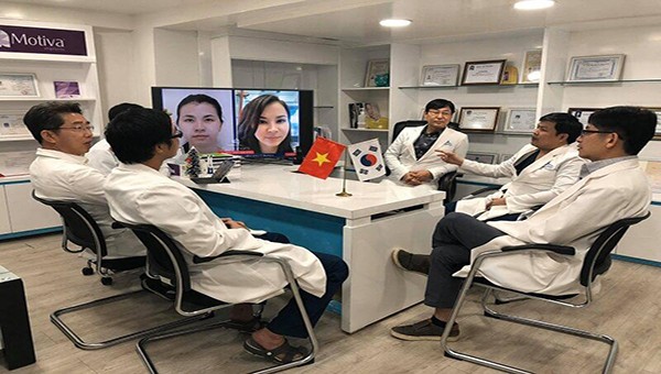 Bác sĩ Phùng Mạnh Cường trao đổi cùng các chuyên gia đến từ Hàn Quốc