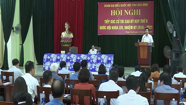 ông Trần Đăng Ninh, Chủ tịch HĐND tỉnh Hòa Bình phát biểu tại buổi tiếp xúc cử tri