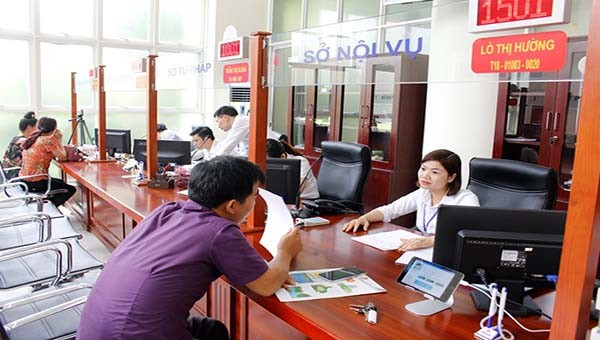 Người dân giải quyết các thủ tục hành chính tại Trung tâm Phục vụ Hành chính công tỉnh Sơn La.