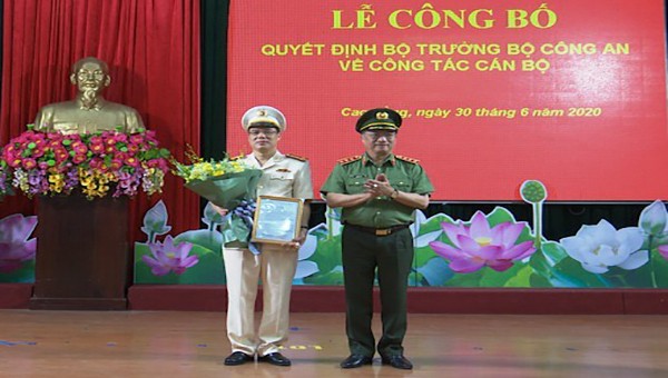 Đại tá Vũ Hồng Quang nhận quyết định Giám đốc Công an tỉnh Cao Bằng.