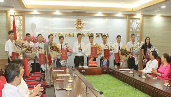 Chủ tịch UBND tỉnh Sơn La trao quyết định điều động, bổ nhiệm cho các cá nhân.