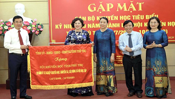 Tỉnh ủy, HĐND, UBND, Uỷ ban MTTQ tỉnh Phú Thọ tặng Hội Khuyến học