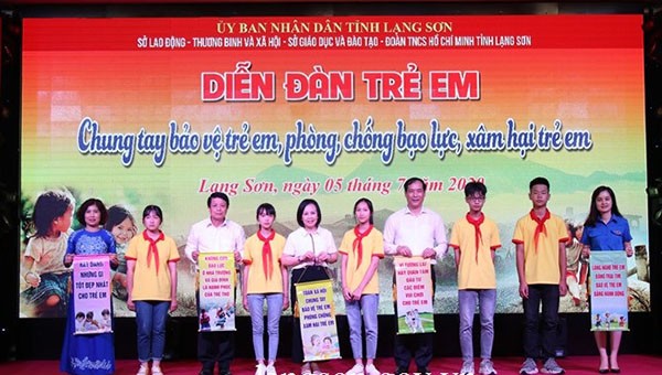 Các trẻ em trao thông điệp cho các lãnh đạo HĐND, UBND tỉnh, các sở, ngành, đoàn thể tỉnh Lạng Sơn.