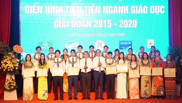 Các cán bộ, giáo viên ngành Giáo dục tỉnh Phú Thọ có thành tích xuất sắc trong các phong trào thi đua yêu nước giai đoạn 2015 - 2020 vinh dự được Bộ GD&ĐT tặng Bằng khen