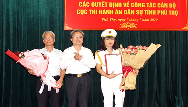Ông Nguyễn Quang Thái trao quyết định của Bộ trưởng Bộ Tư pháp bổ nhiệm công chức lãnh đạo đối với đồng chí Nguyễn Thị Thu Chung