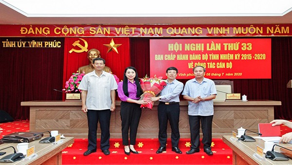 Lãnh đạo Tỉnh ủy chúc mừng Phó Chủ tịch Thường trực UBND tỉnh Lê Duy Thành được bầu giữ chức Phó Bí thư Tỉnh ủy nhiệm kỳ 2015-2020.
