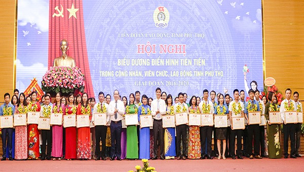  Tặng Bằng khen của LĐLĐ tỉnh và tặng hoa chúc mừng 59 tập thể điển hình tiên tiến trong phong trào thi đua công nhân, viên chức, lao động tỉnh Phú Thọ 