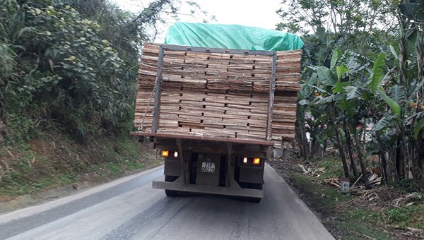 Xe tải có dấu hiệu quá khổ di chuyển trên tuyến quốc lộ 70 đoạn qua địa phận tỉnh Yên Bái.