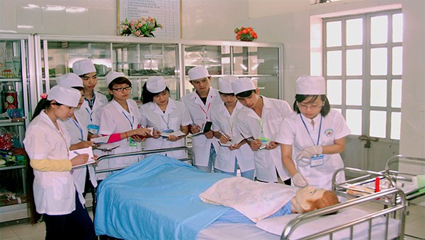 Sinh viên thực hành tại phòng thực hành điều dưỡng