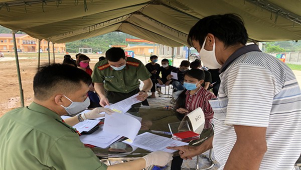 Phòng Quản lý xuất nhập cảnh Công an tỉnh Lạng Sơn tiếp nhận, xử lý công dân xuất cảnh trái phép sang Trung Quốc.