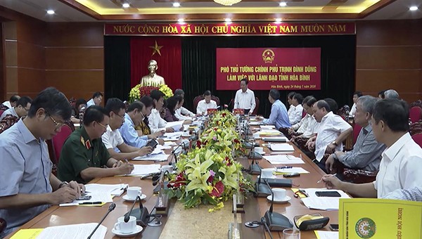 Phó Thủ tướng Chính phủ Trịnh Đình Dũng làm việc với lãnh đạo tỉnh Hoà Bình về tình hình phát triển kinh tế - xã hội 6 tháng đầu năm 2020.