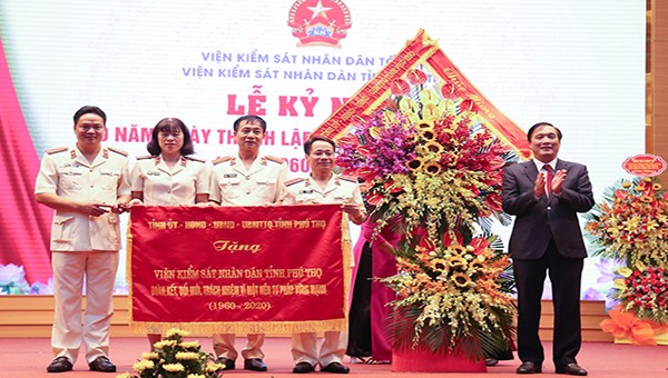 Bí thư Tỉnh ủy Bùi Minh Châu tặng bức trướng của Tỉnh ủy – HĐND – UBND – UBMTTQ tỉnh Phú Thọ cho Viện Kiểm sát Nhân dân tỉnh