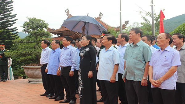 Bà Nguyễn Thanh Hải, Ủy viên BCH Trung ương Đảng, Bí thư Tỉnh ủy Thái Nguyên cùng các đại biểu dâng hương tại nhà tưởng niệm Chủ Tịch Hồ Chí Minh
