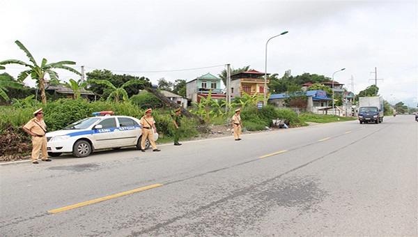 Lực lượng Cảnh sát giao thông tỉnh Cao Bằng kiểm soát phương tiện tham gia giao thông.