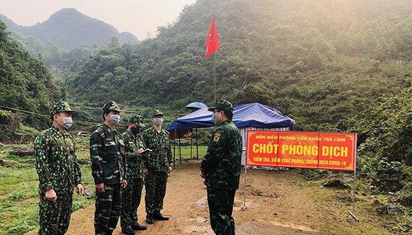 Bộ đội Biên phòng trực chốt tại Bản Hía, thị trấn Trà Lĩnh, huyện Trùng Khánh, tỉnh Cao Bằng