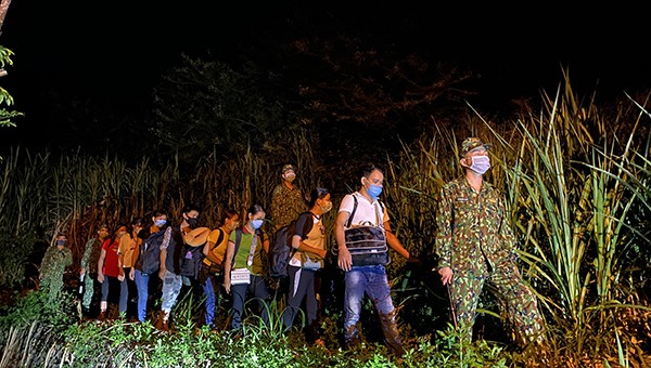 13 công dân Việt Nam bị lực lượng Biên phòng cửa khẩu Trà Lĩnh phát hiện khi đang vượt biên trái phép