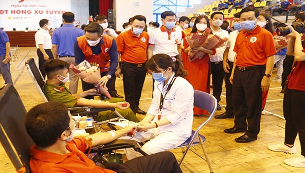 Ngày hội hiến máu nhân đạo "Giọt hồng xứ Tuyên"