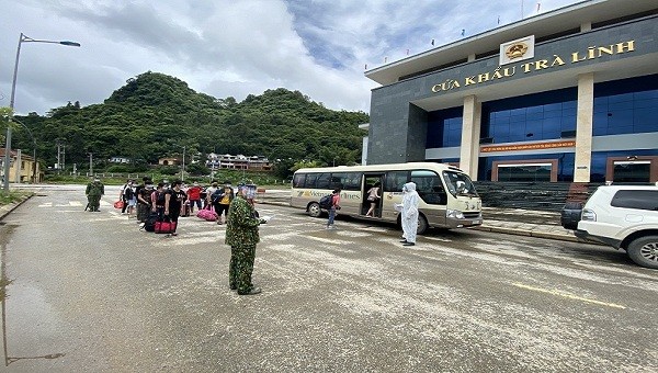 Đồn BP Cửa khẩu Trà Lĩnh, BĐBP Cao Bằng phối hợp với Trung tâm y tế huyện Trà Lĩnh đưa 17 công dân đi cách ly y tế.