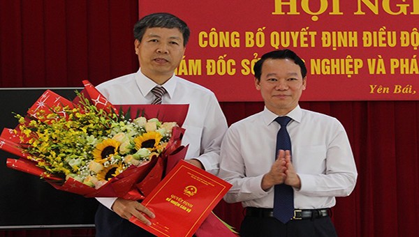 Trao quyết định bổ nhiệm của ông Đinh Đăng Luận giữ chức vụ Giám đốc Sở Nông nghiệp và Phát triển nông thôn tỉnh Yên Bái
