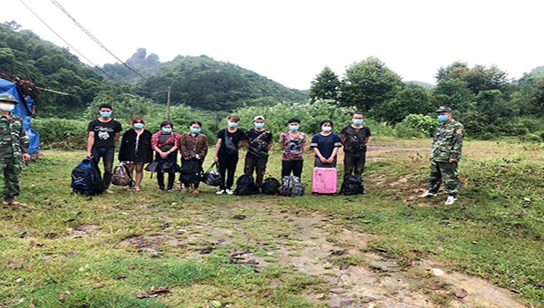 9 đối tượng bị lực lượng tuần tra Đồn biên phòng Ngọc Côn bắt giữ khi đang vượt biên trái phép về nước.