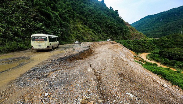 Mưa lũ ảnh hưởng nghiêm trọng đến nhiều tuyến giao thông trên địa bàn tỉnh Hòa Bình 

