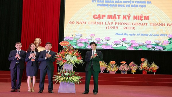 Ông Phùng Quốc Lập – Phó Giám đốc Sở GD&ĐT tỉnh Phú Thọ (thứ nhất bên phải) tặng lãng hoa tươi thắm cho Phòng GD&ĐT huyện Thanh Ba nhân dịp kỉ niệm 60 năm thành lập.