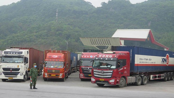 Các xe trở hàng hóa chờ để làm thủ tục xuất khẩu qua Cửa khẩu Quốc tế Hữu Nghị, Đồng Đăng, Lạng Sơn.

