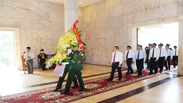 Đoàn đại biểu tỉnh dâng hoa Đền thờ Chủ tịch Hồ Chí Minh