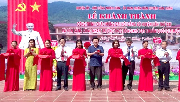Các đồng chí lãnh đạo Sở Giáo dục và Đào tạo, huyện Văn Chấn khánh thành Trường THCS Đồng Khê.