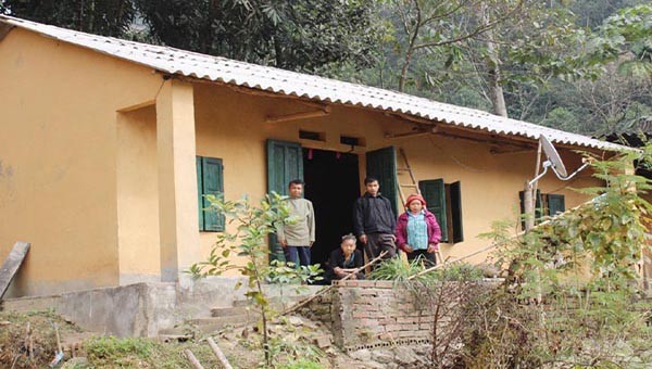 Gia đình ông Lý Văn Kỳ, thôn Nà Báu, xã Ngọc Đường, TP Hà Giang bên ngôi nhà mới xây từ nguồn kinh phí hỗ trợ của Nhà nước.