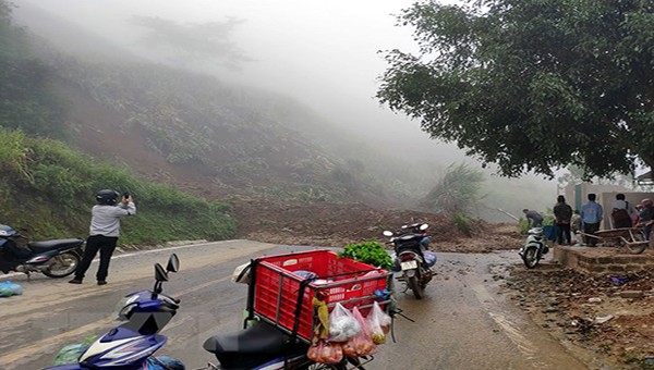 Sạt lở trên tuyến quốc lộ 37 địa phận bản Đèo Chẹn, xã Hua Nhàn, huyện Bắc Yên, tỉnh Sơn La.