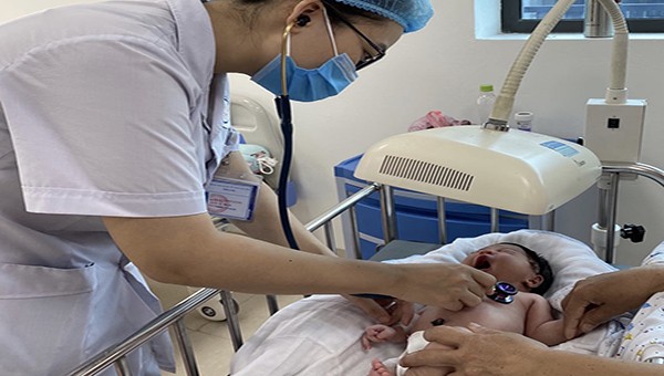 Thăm khám cho trẻ tại Khoa Nhi Bệnh viện Quốc tế Thái Nguyên.
