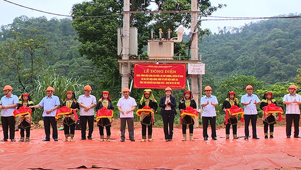 Lãnh đạo tỉnh Thái Nguyên và Bộ Công thương cắt băng khánh thành công trình điện xóm Cao Biền, xã Phú Thượng, huyện Võ Nhai.