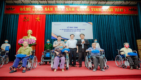 Buổi lễ trao tặng 100 xe lăn cho người khuyết tật tại huyện Yên Dũng