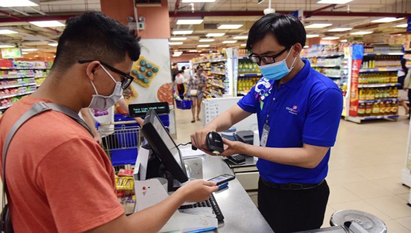 Tại các siêu thị trên địa bàn tỉnh đã cho phép người tiêu dùng thanh toán không dùng tiền mặt khi mua hàng