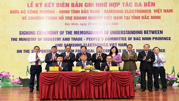 Phó Thủ tướng Trịnh Đình Dũng dự Lễ ký kết Biên bản ghi nhớ hợp tác giữa Bộ Công Thương, tỉnh Bắc Ninh và Samsung. 