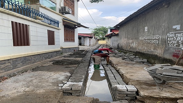 Nhân dân xã Chấn Hưng triển khai xây dựng cống, rãnh nước thải trong khu dân cư.