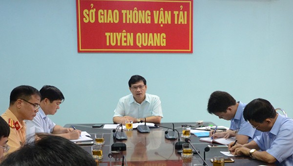 Sở Giao thông Vận tỉnh Tuyên Quang làm việc cùng các sở, ngành, UBND huyện Yên Sơn về việc tạm ngừng tàu, thuyền qua lại khu vực Đập thủy điện Sông Lô 8B.