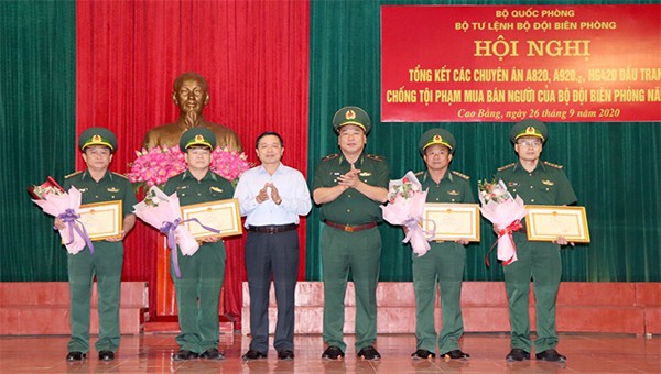 Thiếu tướng Lê Quang Đạo trao Bằng khen của Bộ Tư lệnh BĐBP cho các đơn vị phá thành công các chuyên án đấu tranh với tội phạm mua bán người.