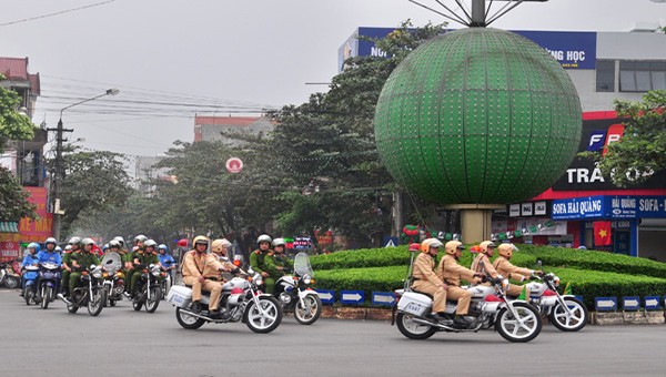 Lực lượng Cảnh sát giao thông, Công an tỉnh Tuyên Quang tăng cường đảm bảo trật tự an toàn giao thông hướng về Đại hội đại biểu Đảng bộ tỉnh lần thứ XVII.