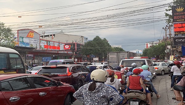Ách tắc giao thông tại đoạn đường Quang Trung giao với đường Việt Bắc (TP Thái Nguyên)
