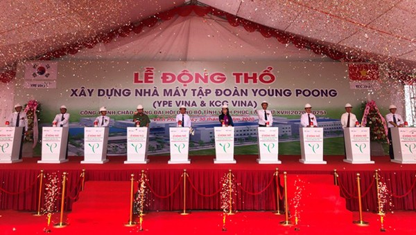Các đại biểu bấm nút khởi công xây dựng nhà máy Tập đoàn Young Poong Vina ở Cụm công nghiệp Đồng Sóc Vĩnh Tường.