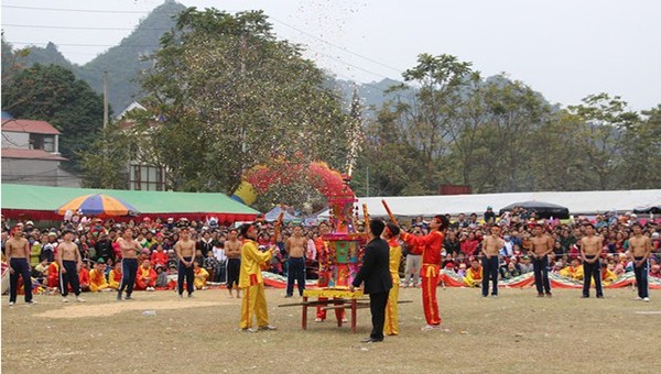 Lễ hội Tranh đầu pháo thị trấn Quảng Uyên, huyện Quảng Hòa, tỉnh Cao Bằng.
